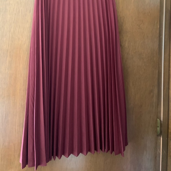 Burgundy pleated skirt - Picture 2 of 2